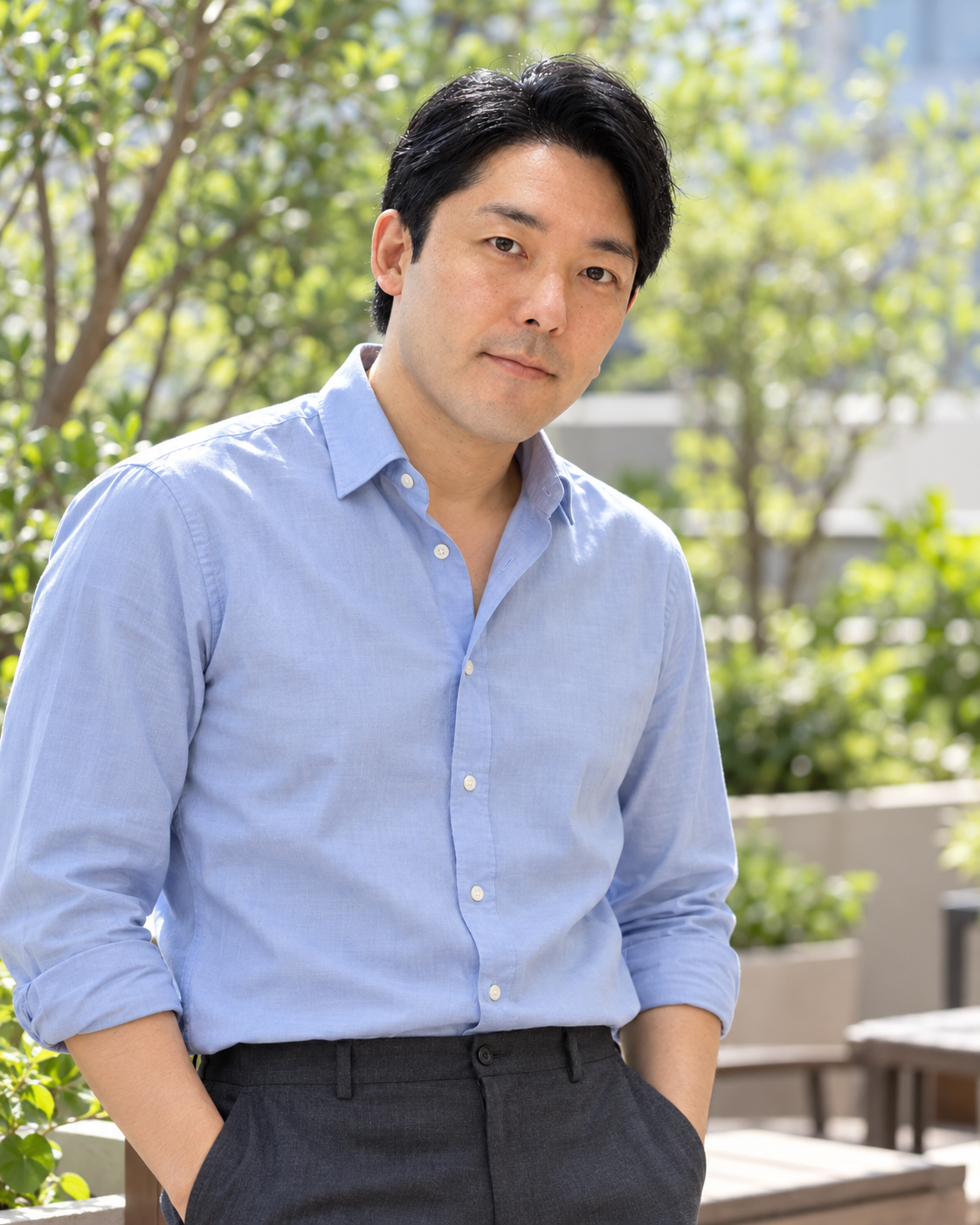 テラスに立つ中田敦彦