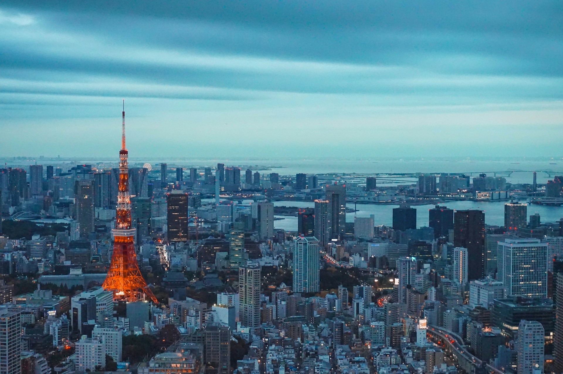 夕暮れの東京タワーと都心の街並み